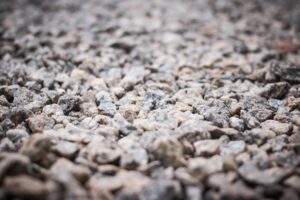Scopri di più sull'articolo Ungheria, centinaia di strade con ghiaia potrebbero essere contaminate dall’amianto?